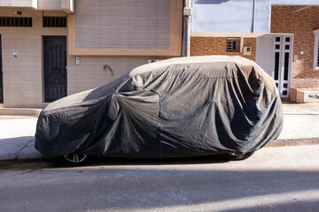 scène avec une voiture sous une bâche dans une rue de Dakar au Sénégal en Afrique © Pierre Laborde 
