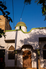 scène avec une mosquée dans une rue de Dakar au Sénégal en Afrique © Pierre Laborde 