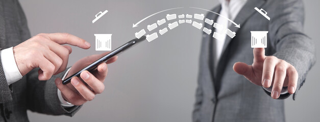 Trash can and files. Delete files