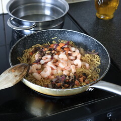 cooking chinese prawn noodles