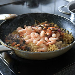 cooking chinese prawn noodles