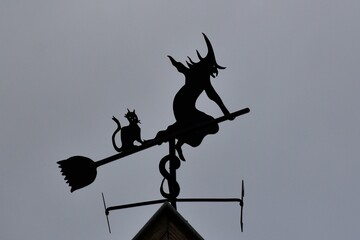 Girouette en forme de sorcière volant sur un balai sur le toit d’une maison de Bergheim en Alsace