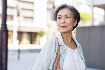 街を歩く日本人シニア女性.Generative AI