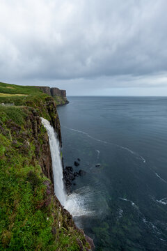 Cascata in mare sull&rsquo;isola di Skye, Scozia