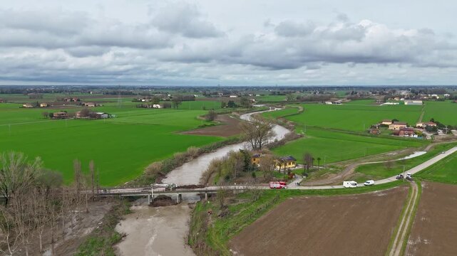 Gru rimuove tronchi dai piloni di un ponte a rischio crollo. 