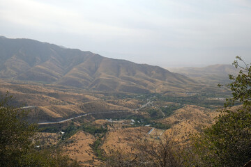 Obraz premium view of the road through the Takhta-Karacha pass, Uzbekistan
