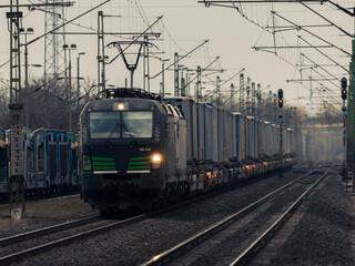Obraz premium Modern freight train approaching on railway tracks 