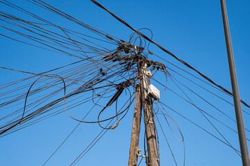 scène dans une rue avec un poteau électrique et de nombreux fils à Dakar au Sénégal en Afrique © Pierre Laborde 