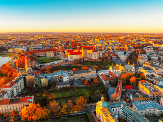 Obraz premium Wawel castle landmark with city view near river in Krakow Poland. Autumn landscape on coast river Wisla.
