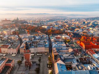 Obraz premium Main market Square with St. Mary's Basilica, city view in Krakow Poland. Autumn landscape.