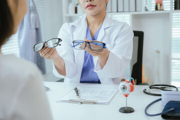 Surgeon with human eye model and explains modern clinical treatment