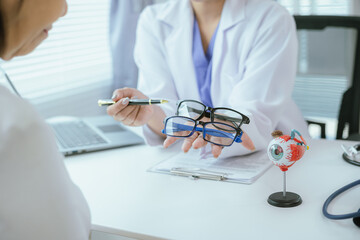Surgeon with human eye model and explains modern clinical treatment