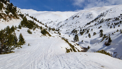 Sommets enneig&eacute;s des Pyr&eacute;n&eacute;es catalanes, le Puigmal d'Err sous un ciel bleu
