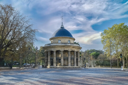Paris, the parc Monceau, with the roundhouse.