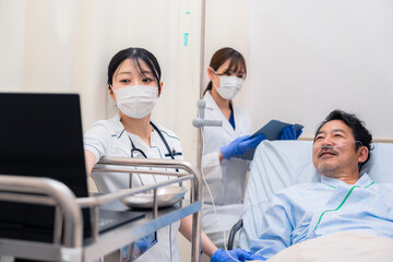 Obraz premium 入院患者のケアをするスタッフ