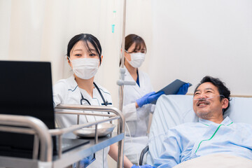 Obraz premium 入院患者のケアをするスタッフ
