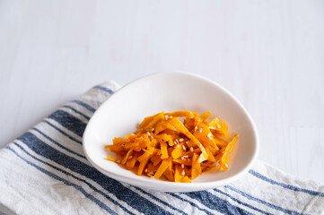 面取りしたカボチャの切れはしのキンピラ