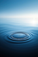 Obraz premium Calm water surface with ripples reflecting the early morning light