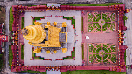 Wat Mahathat Wachiramongkol Former name (Wat Bang Tong) is located Krabi, a towering pagoda is beautiful, tourists are always watching In the evening, the sun sets.