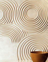 Obraz premium A white wall with a series of curved lines drawn in beige, creating an abstract pattern that suggests movement and depth. The curves have different depths to give the illusion of three-dimensionality.