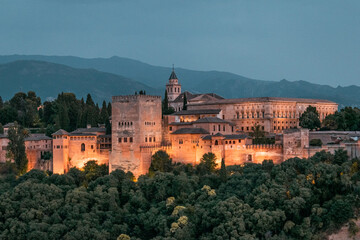 hermosas postales de la alhambra y el palacio de Carlos V en Granada, Andalucía, España, donde se...