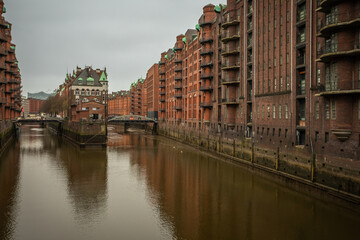 Obraz premium Cityscape of Hamburg's Speicherstadt (Storage City) with red Brickstone Facades of Storage Houses and a Connecting Bridges