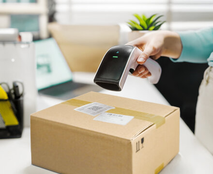 The employee scans the QR code of the parcel at the online order pick-up point