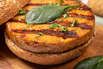 Make burger buns with vegan or vegetarian patties or burgers made from soybeans, grains, vegetables, grilled healthy food