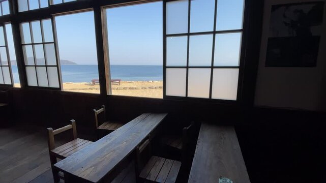 明治、大正、昭和初期の学校の教室の窓から見える美しい海