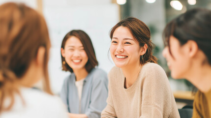 和やかなカンファレンス、セミナーまたはミーティングで笑顔を見せる30代, 40代のアジア人女性たち