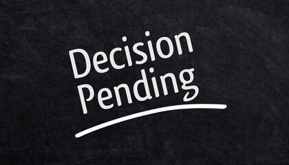 Obraz premium Handwritten decision pending label on black board