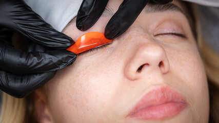 The master lays down the roller before the eyelash lamination procedure. 