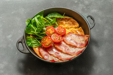 カリカリの焼きベーコン　Cook bacon in a cast iron skillet