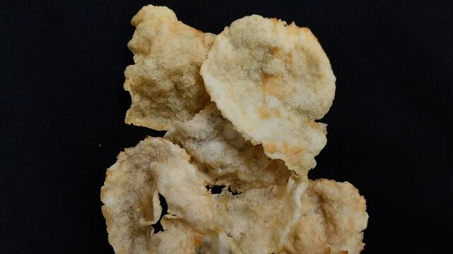 A typical Indonesian snack, melinjo crackers or emping melinjo, is made by processing melinjo seeds through the stages of drying, pounding, and frying until they become crispy crackers.