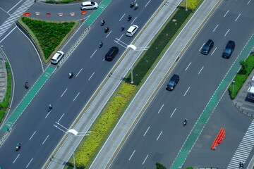 上空から見た都市の幹線道路とバイク専用レーン