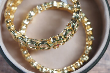 Obraz premium Elegant gold bangles displayed in a jewelry box