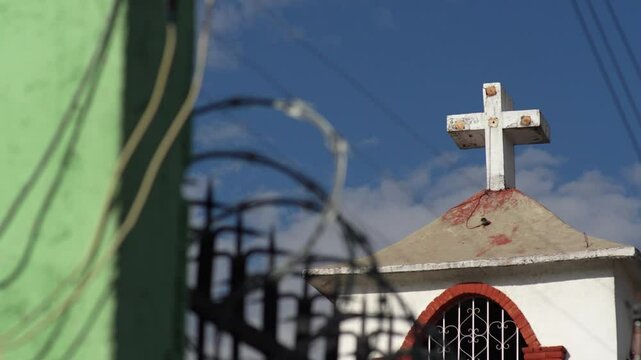 toma de una iglesia en M&eacute;xico, en primer plano se ve un alambre de puas