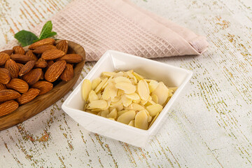 Sliced almond nut for culinary