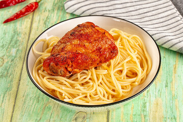 Pasta spaghetti with chicken thighs