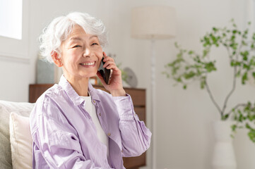 スマホで電話するシニア女性