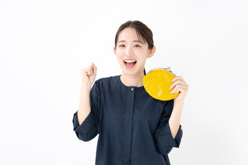 財布を持つ女性