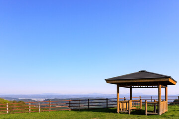 北海道北見市、市営本沢牧場展望台駐車場からの眺め【5月】