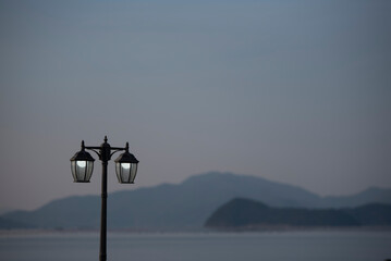 가로등과 바다