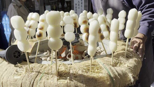 草津温泉の名物・炭火焼きだんご