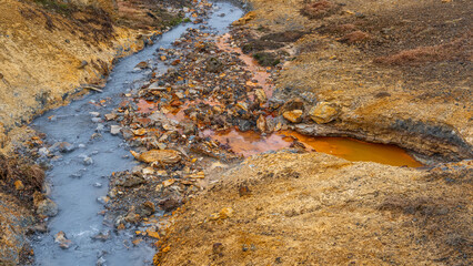 Detailaufnahme eines rostfarbenen Bachs im Geothermalgebiet Krysuvik-Seltun in Island