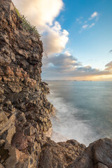 Zerklüftete Steilküste bei Santa Cruz, Madeira, im Morgenlicht