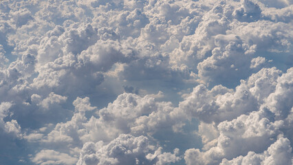 Wolken von oben aus dem Flugzeug