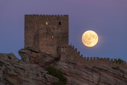 LUNA LLENA EN EL CASTILLO DE ZAFRA. CAMPILLO DE DUE&Ntilde;AS. GUADALAJARA. ESPA&Ntilde;A