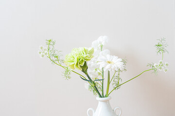 シンプルな白とグリーンの花