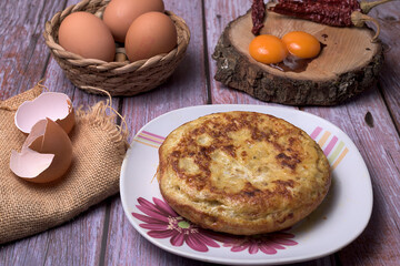 Ingredients and utensils to prepare a Spanish omelette